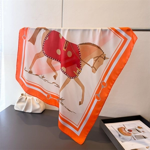 Foulard en soie thème équestre avec imprimé cheval et bordure orange sur support
