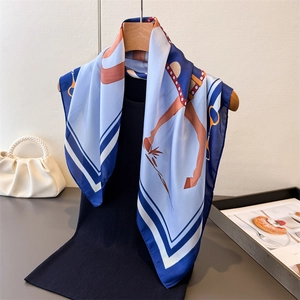 Carré de soie élégant pour femme avec imprimé équestre en bleu marine et blanc