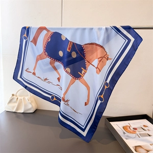 Détail du foulard en soie avec imprimé chaîne équestre, motifs de chevaux et d'étriers