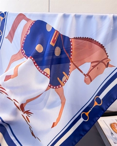 Détail de l'imprimé équestre avec motif de cheval brun sur tissu soyeux