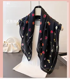 Détails de la texture d'un foulard en soie imprimé floral léger sur un mannequin de mode
