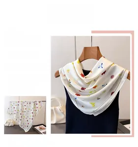 Détail d'un élégant foulard en soie à fleurs sur cintre en bois avec sac à perles