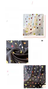 Détails d'un foulard en soie synthétique à fleurs montrant l'ourlet fin et la texture
