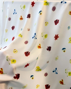 Détail du tissu en soie blanche avec des motifs floraux abstraits peints à la main