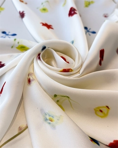 Détail macro de la texture soyeuse et brillante avec motifs floraux colorés en spirale