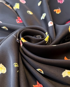 Gros plan du foulard carré imprimé effet soie avec drapé élégant et éclat satiné
