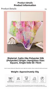 Détail d'un foulard carré en satin avec imprimé floral de peinture à l'huile de 70 cm