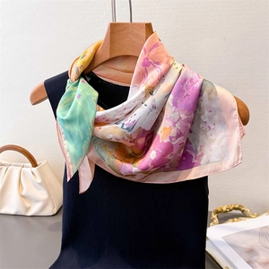 Détail d'un foulard en soie imprimé peinture à l'huile avec une robe noire