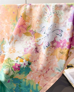 Détail d'un foulard en soie à fleurs de peinture à l'huile avec lustre et bord rose