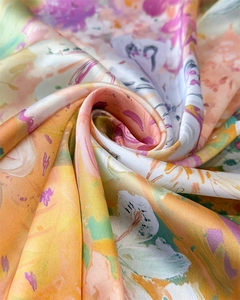 Gros plan d'un foulard en satin de soie avec imprimé peinture à l'huile artistique