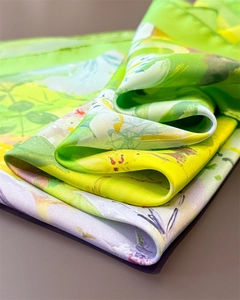 Macro d'un foulard en soie au motif floral abstrait et impression de peinture à l'huile vive