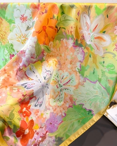 Gros plan du foulard en soie à imprimé floral peinture à l'huile et texture satinée