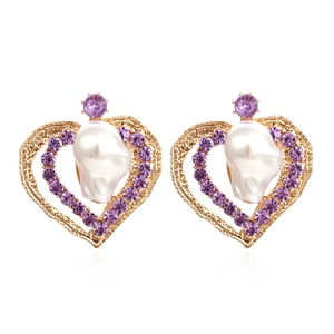 Orecchini a cuore con perle barocche, cristalli viola e finitura in metallo dorato