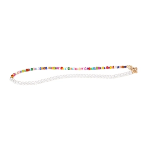 Collier bohème asymétrique avec perles colorées et perles blanches sur fond blanc