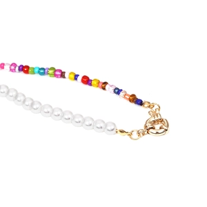 Collier bohème asymétrique avec perles blanches et perles colorées et fermoir doré