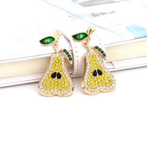 Boucles d'oreilles poire extravagantes avec cristaux colorés et détail feuille émaillée
