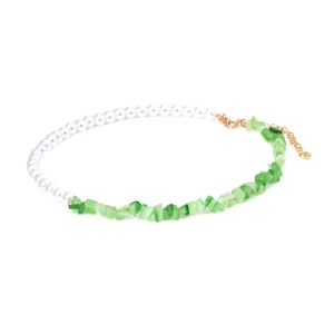 Collier bohème avec perles blanches et pierres concassées vertes sur fond blanc