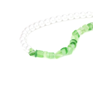 Collier bohème fait main avec perles blanches et pierres vertes irrégulières