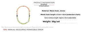 Détail du collier bohème double couche avec corde orange et perles de gravier vert