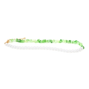 Collier bohème avec perles blanches et pierres vert clair sur un fond blanc neutre