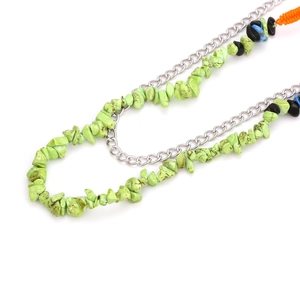 Détail du collier bohème avec perles de gravier vert et chaîne argentée