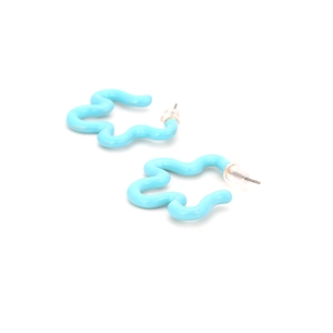 Blue wavy hoop earrings with colorful enamel finish for a minimalist fashion style