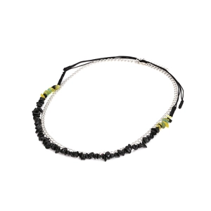 Détail du collier bohème à plusieurs rangs avec pierres noires et cristaux verts