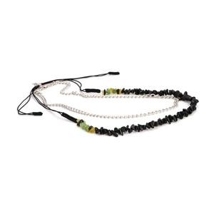 Gros plan du collier bohème double couche avec pierres irrégulières noires et jaunes