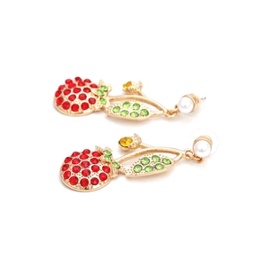Boucles d'oreilles fraises en strass rouges et perles blanches sur base dorée