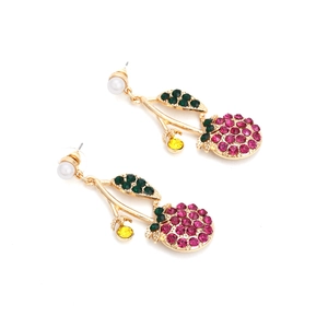 Détails des boucles d'oreilles cerises avec strass roses, perles et fini doré