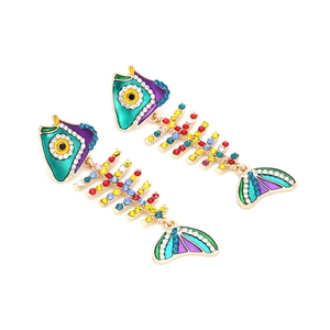 Boucles d'oreilles arête de poisson avec émail coloré et strass brillants sur base dorée