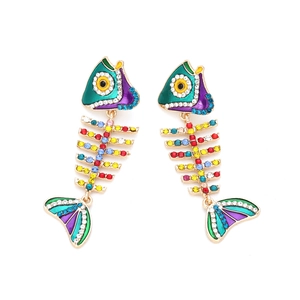 Boucles d'oreilles arête de poisson en émail coloré et strass sur monture dorée