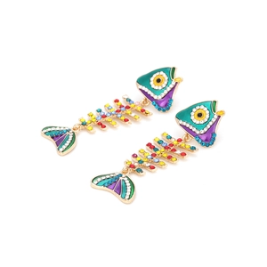 Détail de boucles d'oreilles en arête de poisson avec strass colorés et émail sur métal doré