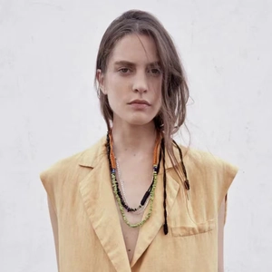 Collier multicouche bohème avec perles colorées, cordons tissés et pierres concassées
