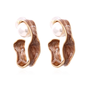 Exaggerated C-shaped gold alloy earrings with large pearl and marble oil drip pattern