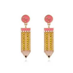 Boucles d'oreilles crayon colorées avec strass jaunes et émail rose sur base dorée