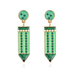 Boucles d'oreilles crayon vert avec cristaux et perles sur clous dorés élégants