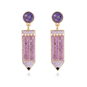 Détail de boucles d'oreilles crayon violettes avec strass brillants et perles
