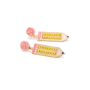 Détail de boucles d'oreilles crayon en strass rose et jaune avec émail doré
