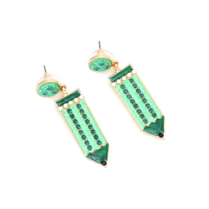 Détail de boucles d'oreilles crayon en émail vert avec strass et perles blanches