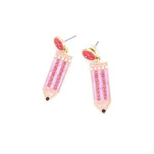 Détail de boucles d'oreilles crayon en émail rose avec rangées de strass roses brillants
