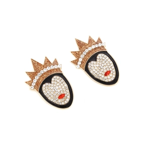 Détail des boucles d'oreilles reine avec couronne, strass et cristal marquise rouge