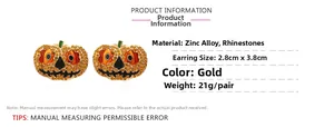 Nahaufnahme der Halloween Kürbis Ohrringe mit goldener Legierung und orangen Steinen
