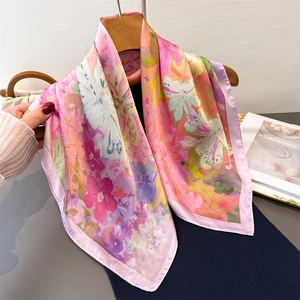 Carré de soie artistique avec imprimé floral à l'huile et motifs abstraits sur cintre