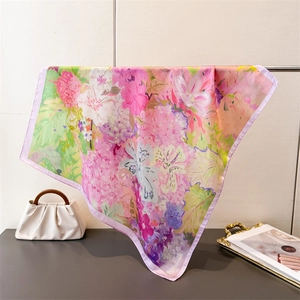 Détail d'un foulard en soie imprimé peinture à l'huile avec texture lisse et satinée