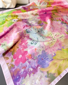 Détail d'un foulard en soie avec peinture florale élégante et tons roses sophistiqués