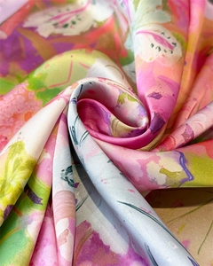 Vue macro d'un foulard en soie imprimé fleurs à l'huile avec texture lisse de luxe