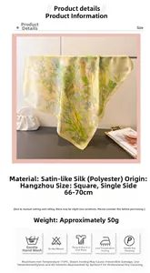 Dettaglio di un elegante foulard di seta giallo con stampa floreale viola e trama in raso lucido