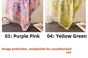 Dettaglio di foulard in seta con stampa floreale in rosa viola e giallo verde