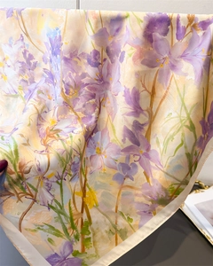 Dettaglio della stampa floreale artistica pittura a olio su elegante foulard in seta gialla